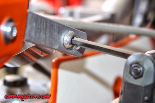 The Probend Bar is fastened to the U-Clamp, giving it a solid mounting point. The final step is adjusting the Probend Bar and brake lever to desired position followed by the final tightening.