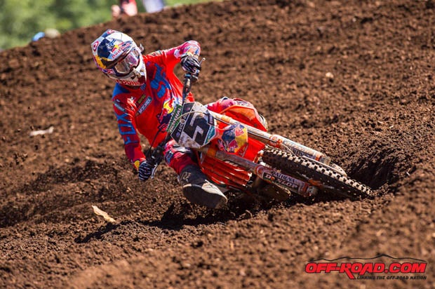 Ryan Dungey earned his first 1-1 sweep of the season at the Washougal National MX and pulled to within 10 points on series leader Ken Roczen.